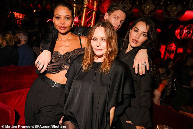 Stella prikazana s Emmom Thynn, Georgeom Taborom Kingom i Elenom Ora