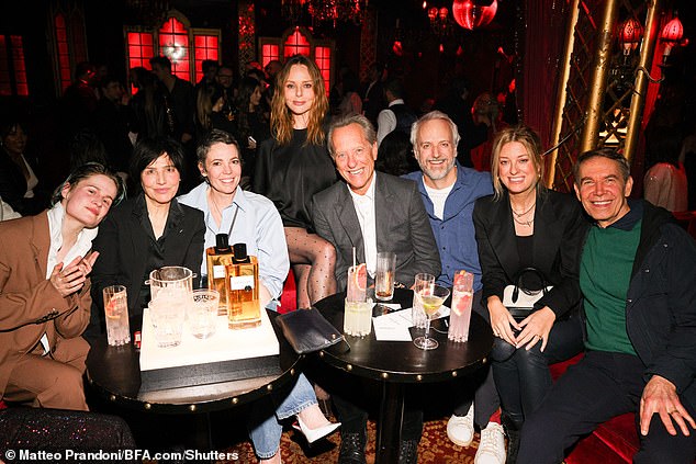 Svi na Stellinom događaju pojavili su se u velikoj mjeri dok su svi pozirali za Snap Togehter