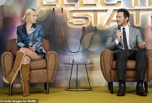 Pratt je zatim blokirao pogled publike dok je prilagodila svoju odjeću - upečatljivo odijelo za patchwork od trapera iz kolekcije Dolce & Gabbana Spring 2021.