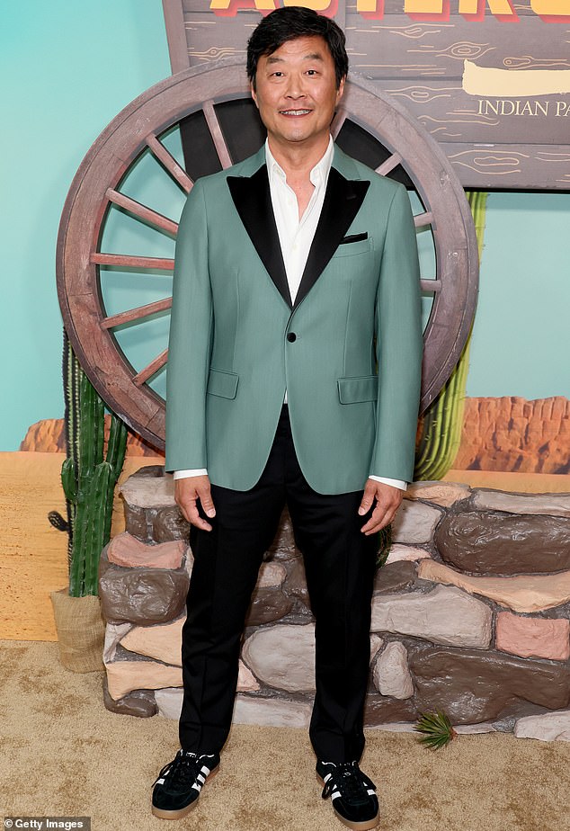 Godine 1999. gostujuća zvijezda Stephen Park napisala je otvoreno otvoreno pismo koje je kritiziralo medijski prikaz azijskih Amerikanaca; Na slici 2023