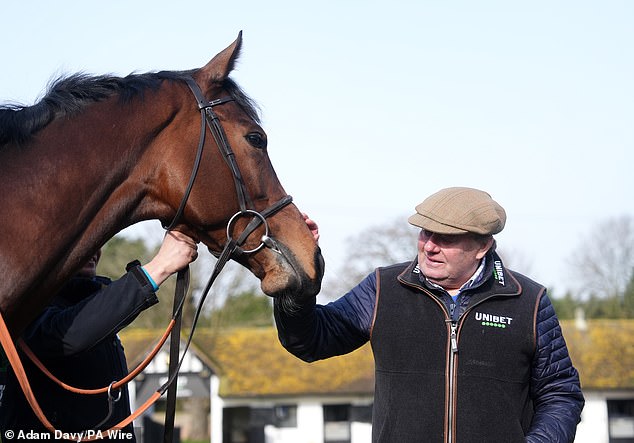 Cobden će se morati upoznati s paladijom, na slici ovdje s trenerom Nicky Henderson