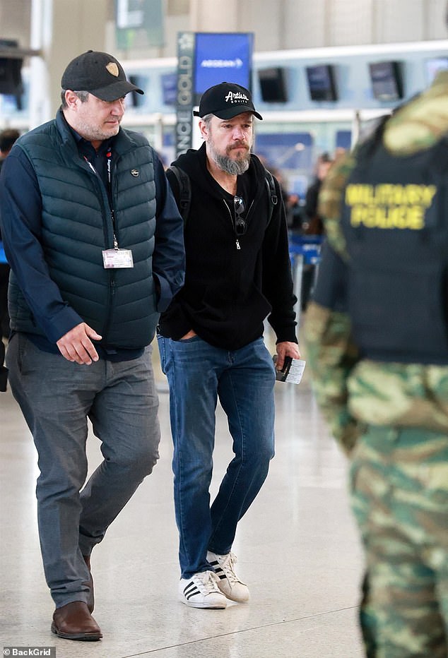 Zvijezdu Jason Bournea vodio je kroz zračnu luku od strane sigurnosti, ali uspio je uglavnom proći nezapaženo od strane kolega putnika