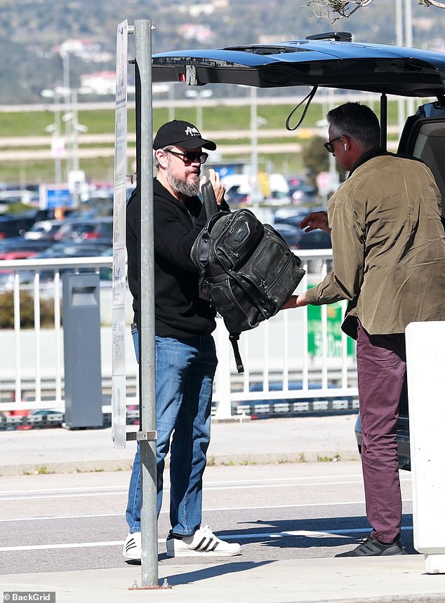 Hollywood Action Star prikupila je svoju torbu od taksista, rado nosila svoju prtljagu