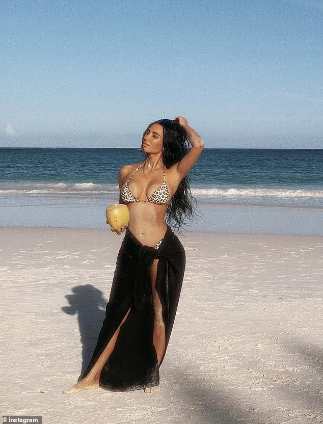 Također je prekrila svoje poznate bokove dok je u drugoj od idiličnih slika nosila dugačak, crni sarong