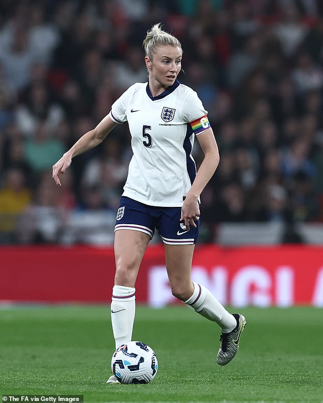 Leah Williamson, na slici, koja igra za ženski klub Super League Arsenal i kapetane ženske reprezentacije Engleske, također se pridružila u pogledu Poppyja