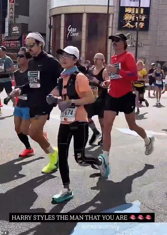 Pjevač, 30, koji je stavio 6.010 od 26.706 trkača, očito je naporno radilo na pobjedi više od 20 000 ostalih trkača preko cilja