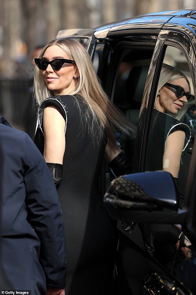 Plavokosa ljepota pristupila je stilskim par tamnih sunčanih naočala mačaka i oko njenih stvari u maloj givenkijskoj torbici