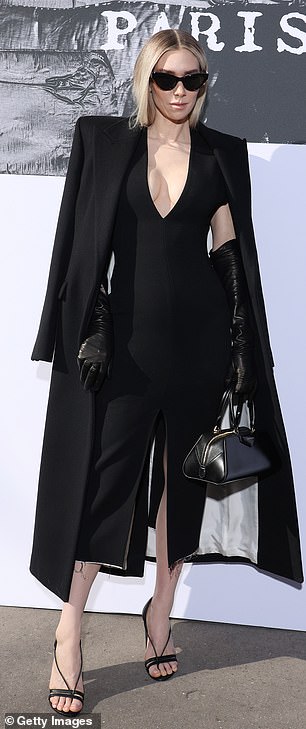 Vanessa je svoj izgled dovršila dugim kaputom i crnim kožnim rukavicama