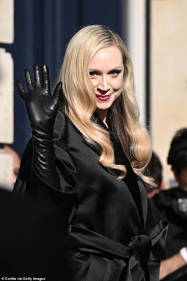 Glumica, 46, pokazala je svoj uobičajeni besprijekoran osjećaj za stil, udružujući izgled pametnim hlačama i crnim par rukavica