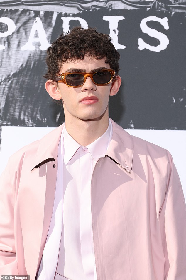 Joe je dodao moderan par smeđih nijansi dok je donio boju na tjedan mode