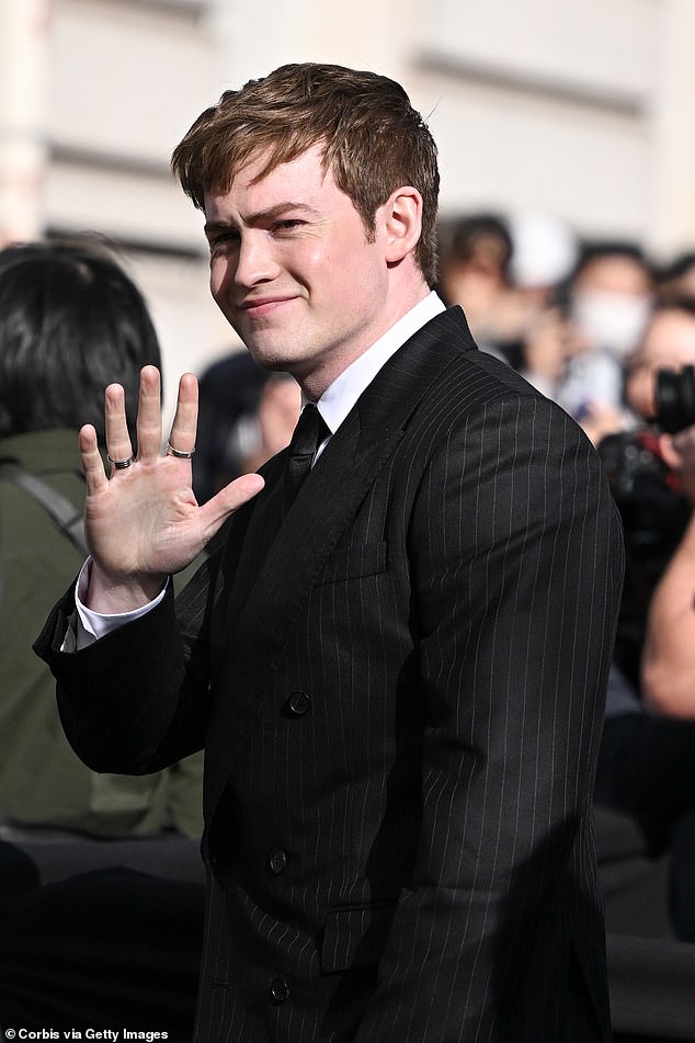 Kit, 20, koji glumi Nick Nelson, bio je prikladan i pokrenut na svojoj gornjoj polovici, ali udružio je pametno odjeće s vrećastim parom plavih traperica