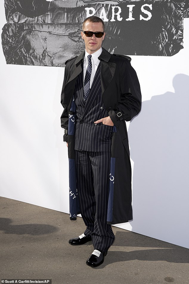 Pridružio im se kolega glumac Joseph Quinn, koji je izgledao nevjerojatno suovito crno -bijelo odijelo