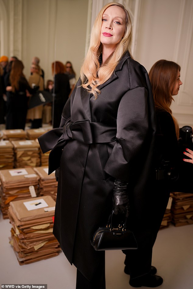 Nosila je oko mini torbicu i nosila svoje platine u labavim kovrčama dok je postavljala oluju