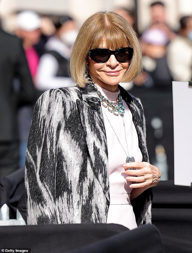Modna ikona Anna Wintour također je bila prisutna, jer je stigla u crno -sivu teksturiranu blejzer