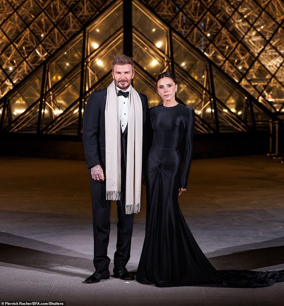 Victoria i David obučeni su u devetke kako bi prisustvovali nastupnoj gala večeri muzeja Louvre, kako bi u utorak obilježili službeni početak Pariškog tjedna mode