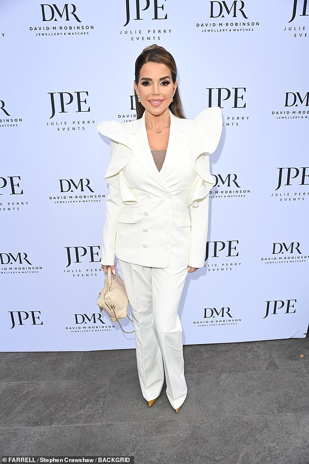 Inače, Tanya Bardsley bila je slika elegancije u bijelom odijelu u kojem je sadržavao blejzer s upečatljivim detaljima ramena