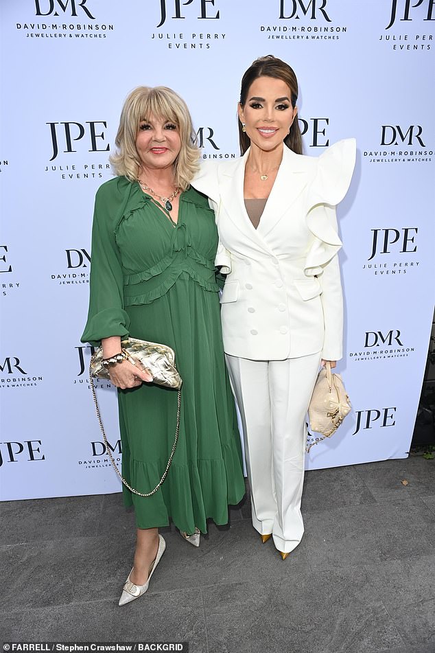 Pravim domaćicama Cheshire zvijezde (43) koja je na tom događaju govorila o svojoj dijagnozi ADHD -a, pridružila se njezina majka Julie, koja je izgledala lijepo u Green