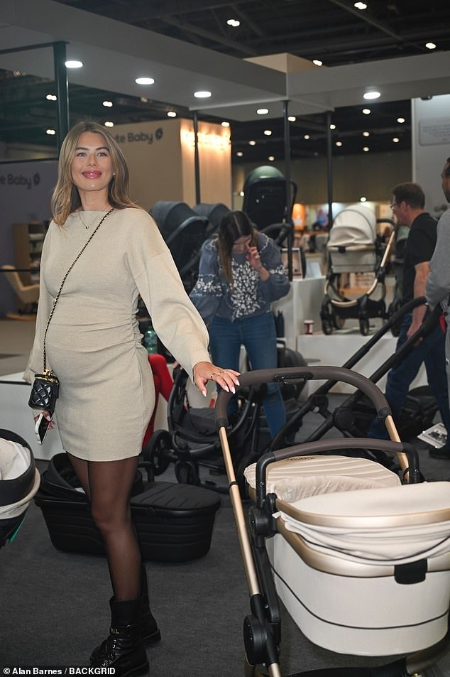 Činilo se da je bila u veselim duhovima dok je bljesnula ogroman osmijeh dok je pregledavala kolica u pripremi za majčinstvo