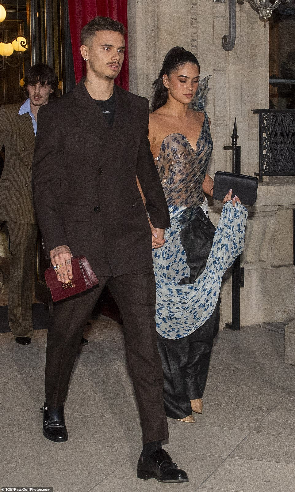 Njezin modni napadač također se pohvalio vlakom i ona ga je udružila s par elegantnih krojenih hlača i šiljastih potpetica