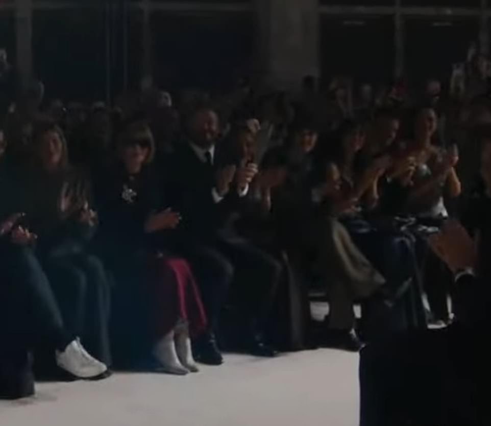 Obitelj Beckham pridružena je u prvom redu zajedno s urednicom Voguea Anna Wintour