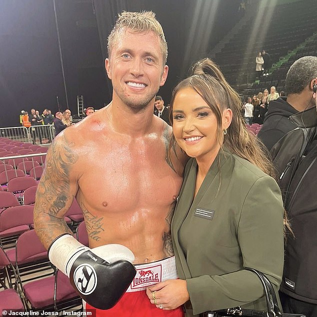 Prema popisu RightMove -a, nekretninu je kupio nepoznati kupac za 1.599.950 £ - 500.000 £ manje od prvobitno oglašene cijene (na slici sa suprugom Danom)