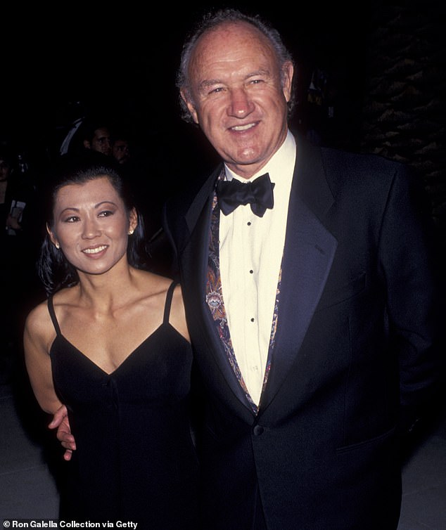 Dan ranije priznala je da su smrt Gene Hackman i Betsy Arakawa pogodila kući; Gene i Betsy prikazani na stranci Oscara Vanity Fair 1994.