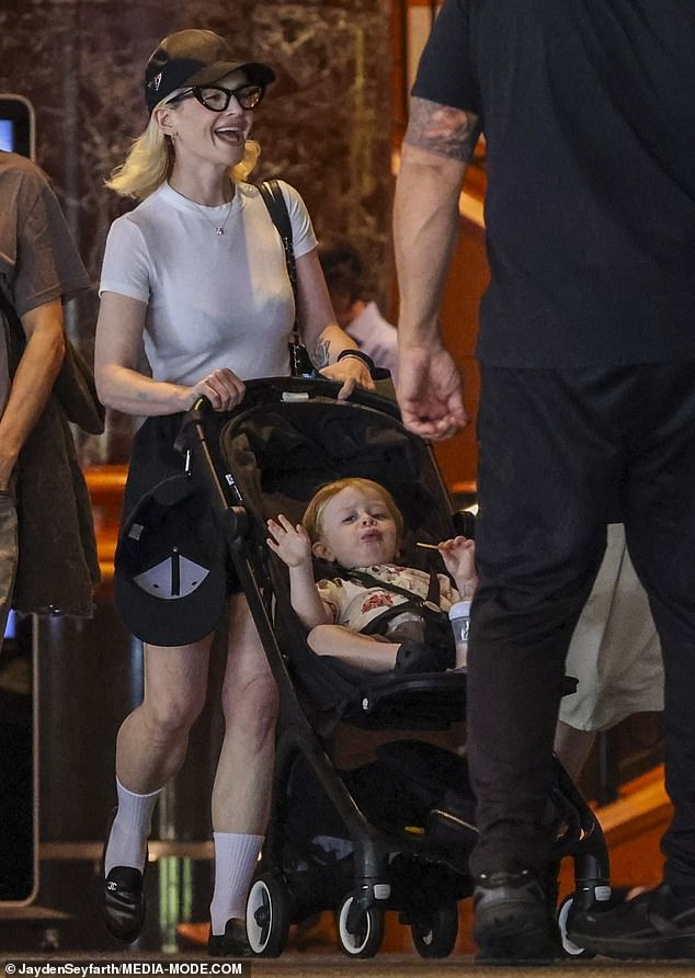 Sve se nasmiješila dok je gurala svog sina Sidneyja u njegovu kolica