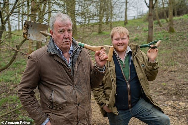 Bivši domaćin Top Gear -a, 64, kupio je Diddly Squat Farm u Oxfordshireu još 2008. godine, jer je od tada bio fokus njegove popularne amazonske emisije Clarkson's Farm (na slici s Kalebom Cooperom)