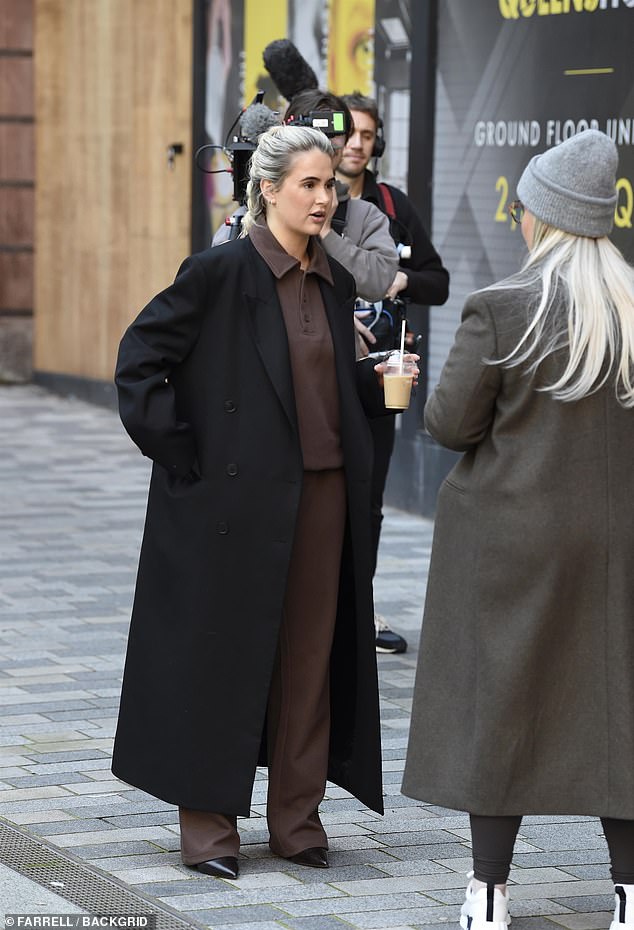 Za izlet, pojavila se u vrhunskim duhovima dok se odlučila za prirodni izgled šminkanja i ubacila svoje duge plavuše u dugu pletenicu