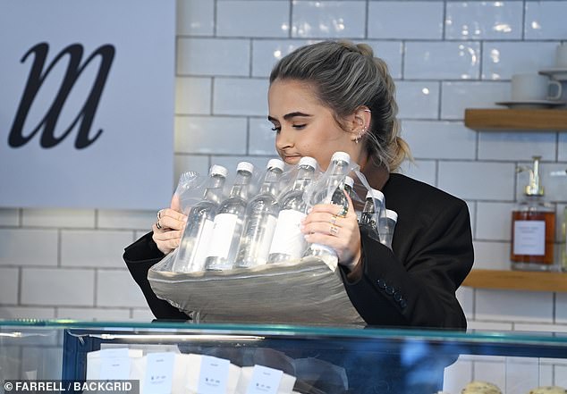 Kad je Maebe prvi put lansirala 2024. godine, navijači su ga zakucali za 'kriminalne' cijene njezine nove linije odjeće