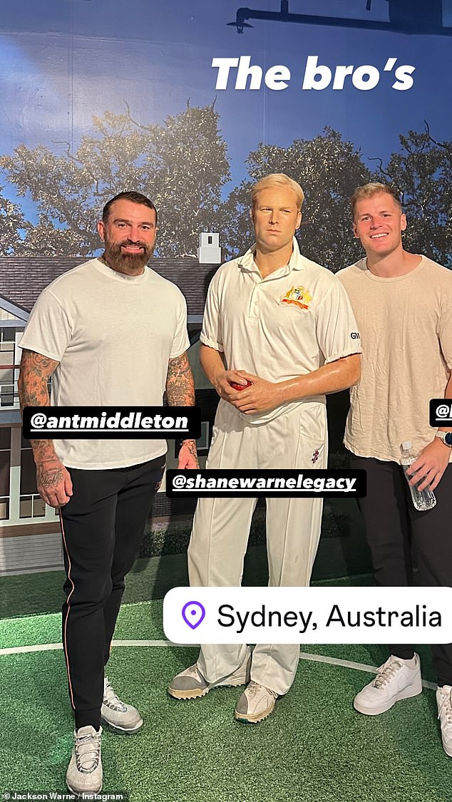 Druga slika pokazala je da se par blistavi dok su pozirali s voštanim likom Jacksonovog pokojnog oca Shanea Warnea u Madame Tussauds u Sydneyu