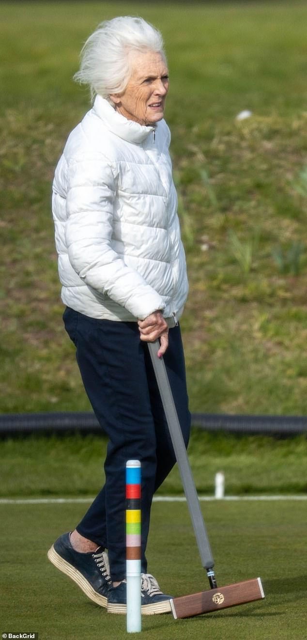 Bivša velika britanska bake Off Sudac pojavila se u velikoj mjeri dok je igrala popodnevnu igru ​​s grupom prijatelja