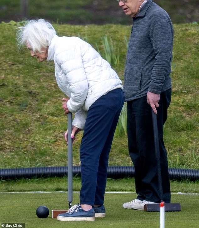 Dame Mary se savija i koncentrirano joj se pričvršćuje, baveći se sportom za koji kaže da je savršeno za ljude 'naše doba'