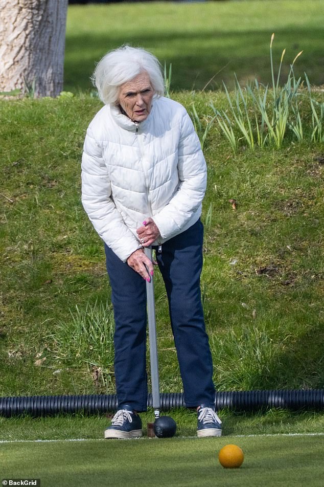 Skromna Dame Mary preuzela je kroket sa suprugom Paulom Hunningsom, za koju kaže da je superiorni igrač
