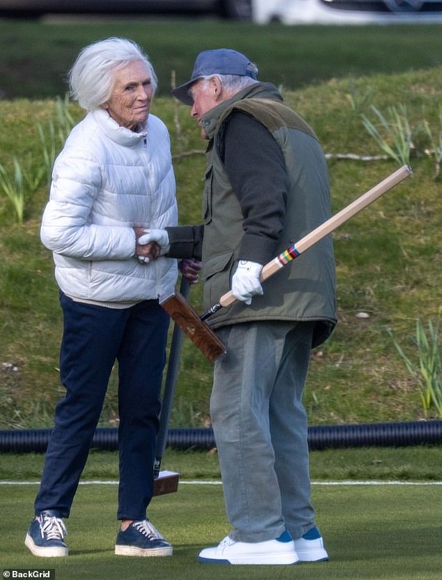 Dame Mary, koja ovog mjeseca napuni 90 godina, liječnici su savjetovali da postanu aktivnija nakon što je slomila kuk