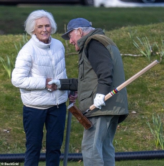 Mary Berry, koja ovog mjeseca navršava 90 godina, uživa u igri Croquet -a u Oxfordshireu nakon što je zaslužila sport za spas života