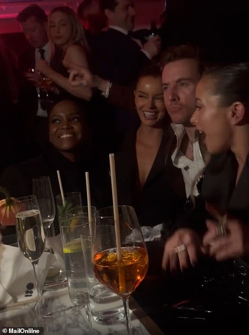 To dolazi nakon što su Maura i Danny navodno ostali do 6 ujutro, pijući vino nakon njihovog 'pijanog poljupca' na Brit Awards Afterparty