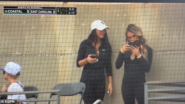 Dvije žene su zatim ispitale fotografiju dok su ESPN kamere brzo smanjile akciju