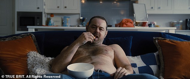 Bivša zvijezda EastEndersa (47) glumi ovisnika o drogama u masti Jack Jonesa, koji je ovisnik o kokainu i nogometnom huliganizmu