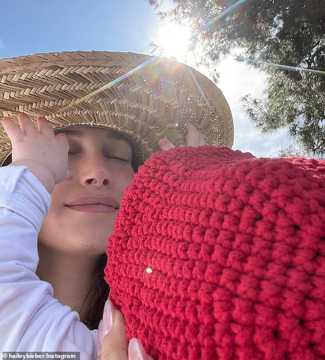 Osnivač Rhodea mogao se vidjeti slatko držeći malu dok sjedi ispod toplog sunca i plavog neba