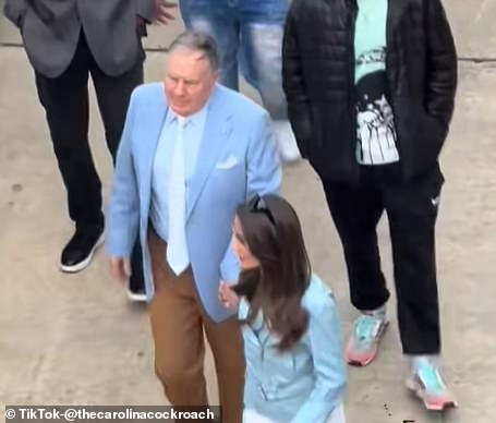 Belichick je s Hudson-a s Hudsonom krenuo prema muškoj košarkaškoj utakmici UNC-a