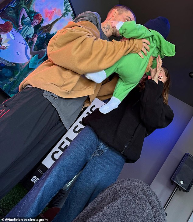 Ranije ovog mjeseca 1. ožujka, pjevačica je proslavila svoj 31. rođendan i na Instagram prenijela asortiman slika, uključujući i jedno dok su i on i Hailey držali svog sina Jacka