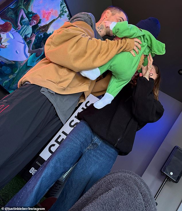 Ranije ovog mjeseca 1. ožujka, pjevačica je proslavila svoj 31. rođendan i na Instagram prenijela asortiman slika, uključujući i jedno dok su i on i Hailey držali svog sina Jacka