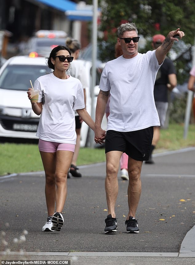 Izvršavajući svoj prvoklasni debi za NSW u 17, Clarke je Capetaus Australiju kapetan na pobjedu na Svjetskom kupu 2015. godine i vodio stranu preko 47 od svojih 115 testova u karijeri