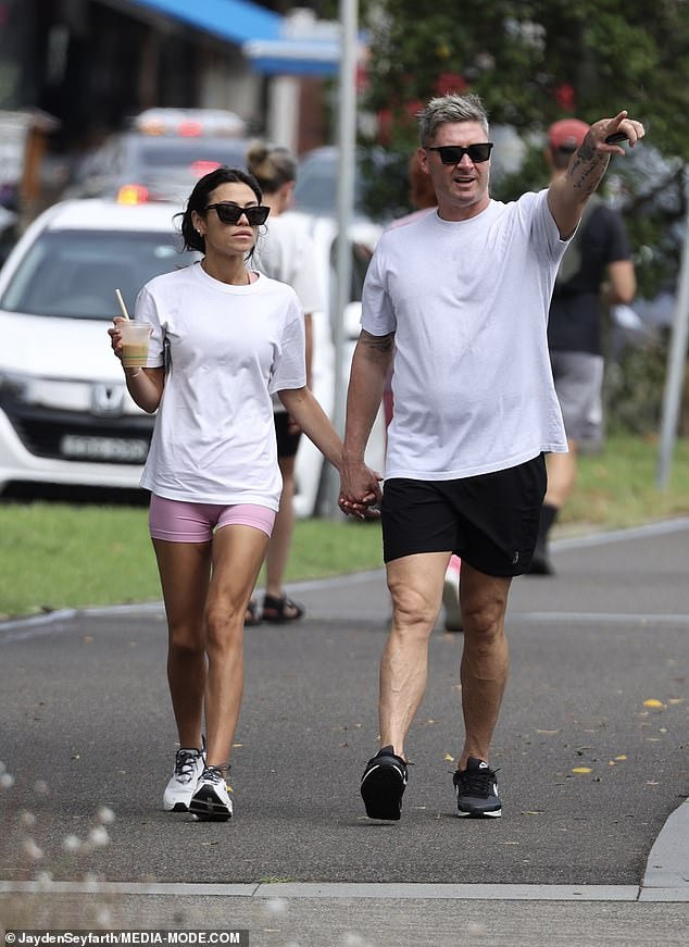 Arabella je vezala svoje brinete i uživala u piću dok je razgovarala o svojoj ljepotici tijekom šetnje