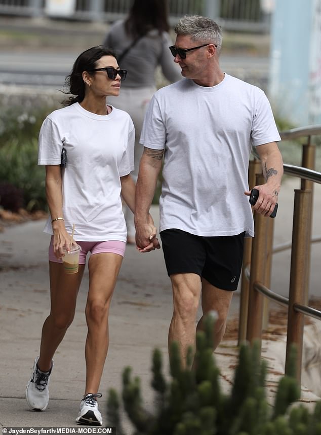 Bivši kapetan kriketa, 43, bio je odjeven za utjehu u crnim kratkim hlačama i bijeloj majici