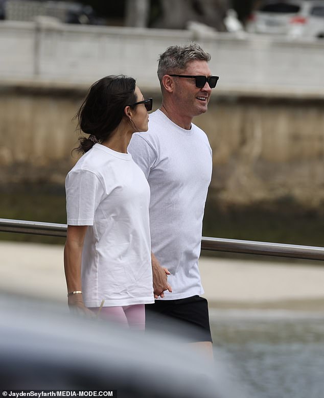 Sportska zvijezda dovršila je svoj izgled s parom crnih tenisica i nosila sunčane naočale dok je držao ruku svoje djevojke dok je istraživao ulice Rose Baya