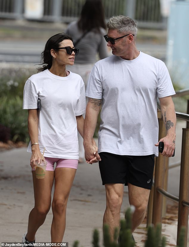 Arabella je pokazala svoje obloge u sitnim ružičastim kratkim hlačama i bijelu majicu za ležerni izlet