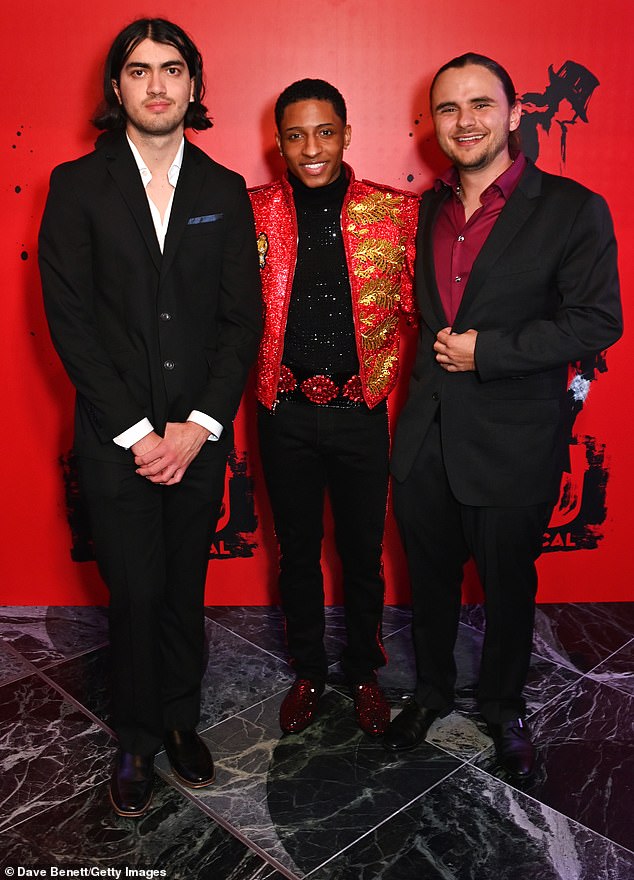 Princ je zadržao niski profil nakon smrti svog oca 2009. godine. Princ je prikazan s bratom dekom (lijevo) 2024