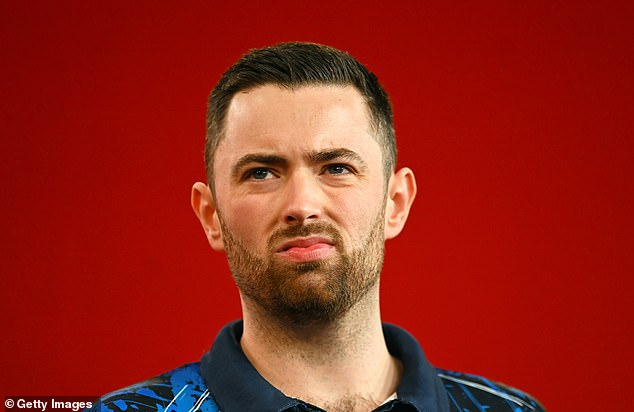 Humphries je slijedio preuzevši društvene medije kako bi izrazili svoje frustracije nakon utakmice protiv Wadea